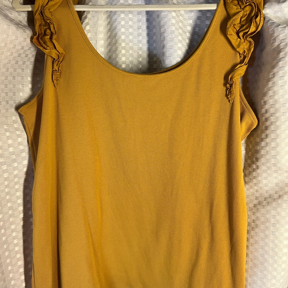 Candace Cameron Bure Gold and White Ruffled Sleeveless Tank Top